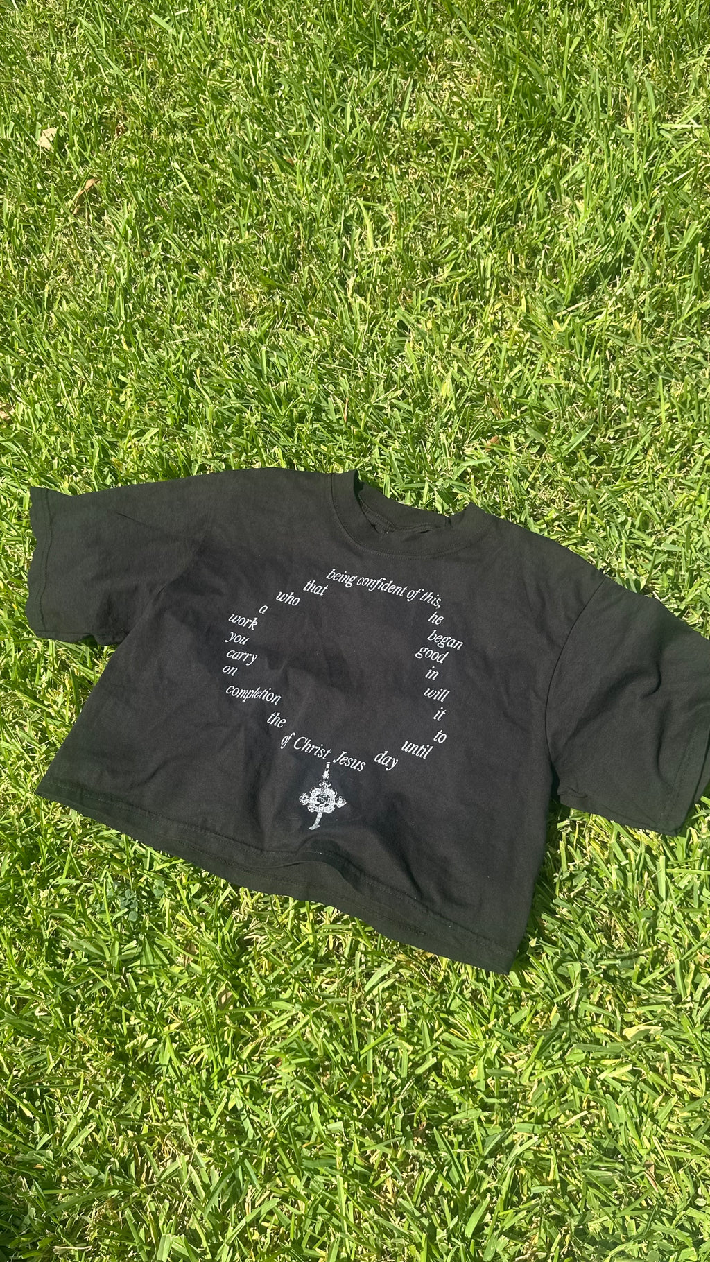 CROSS NECKLACE CROP TEE