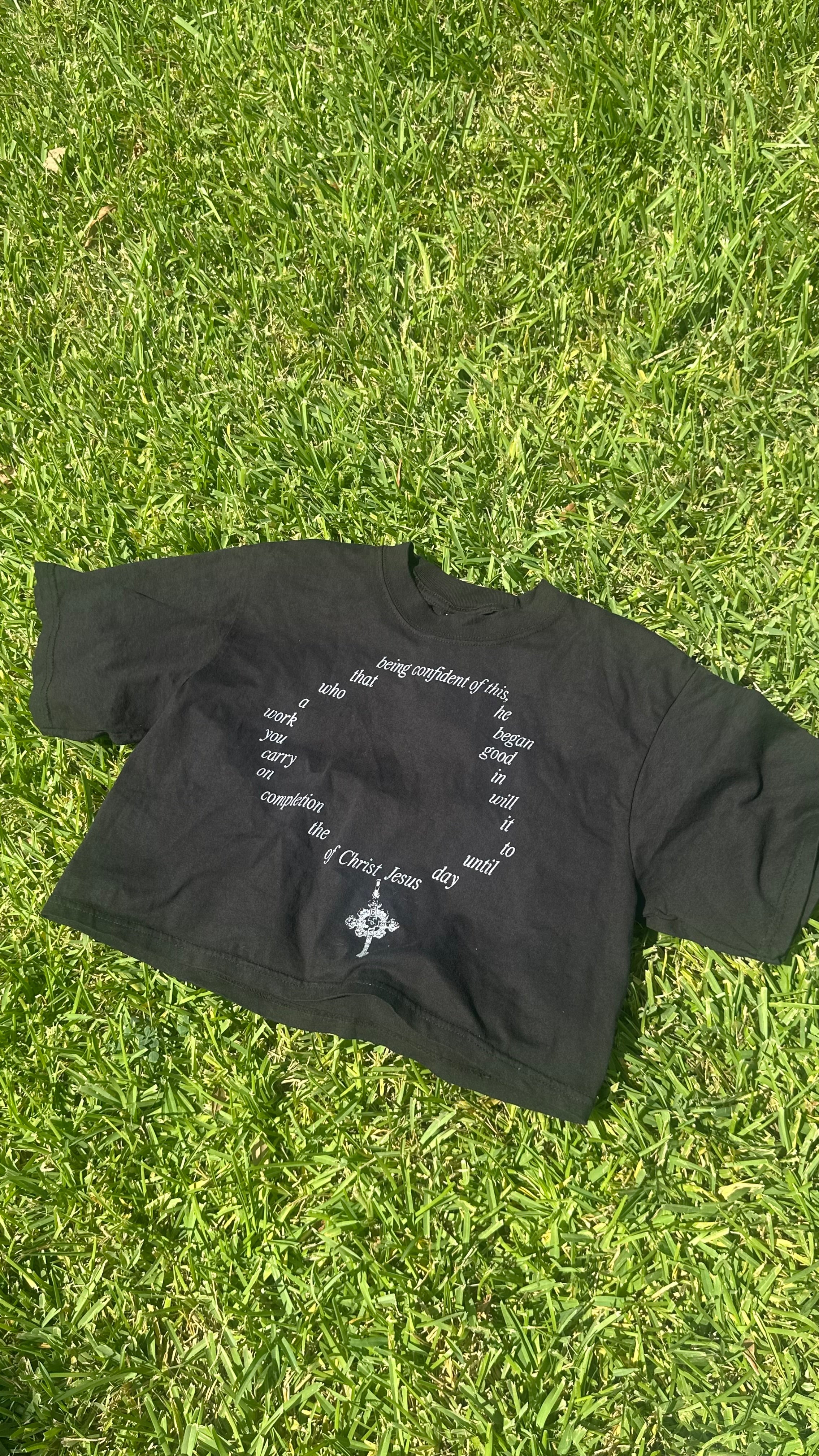 CROSS NECKLACE CROP TEE