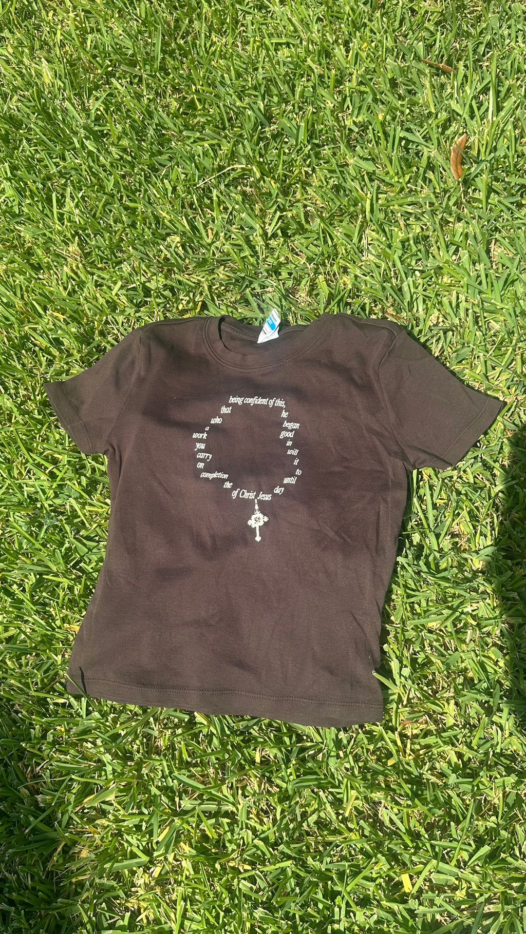 CROSS NECKLACE BABY TEE