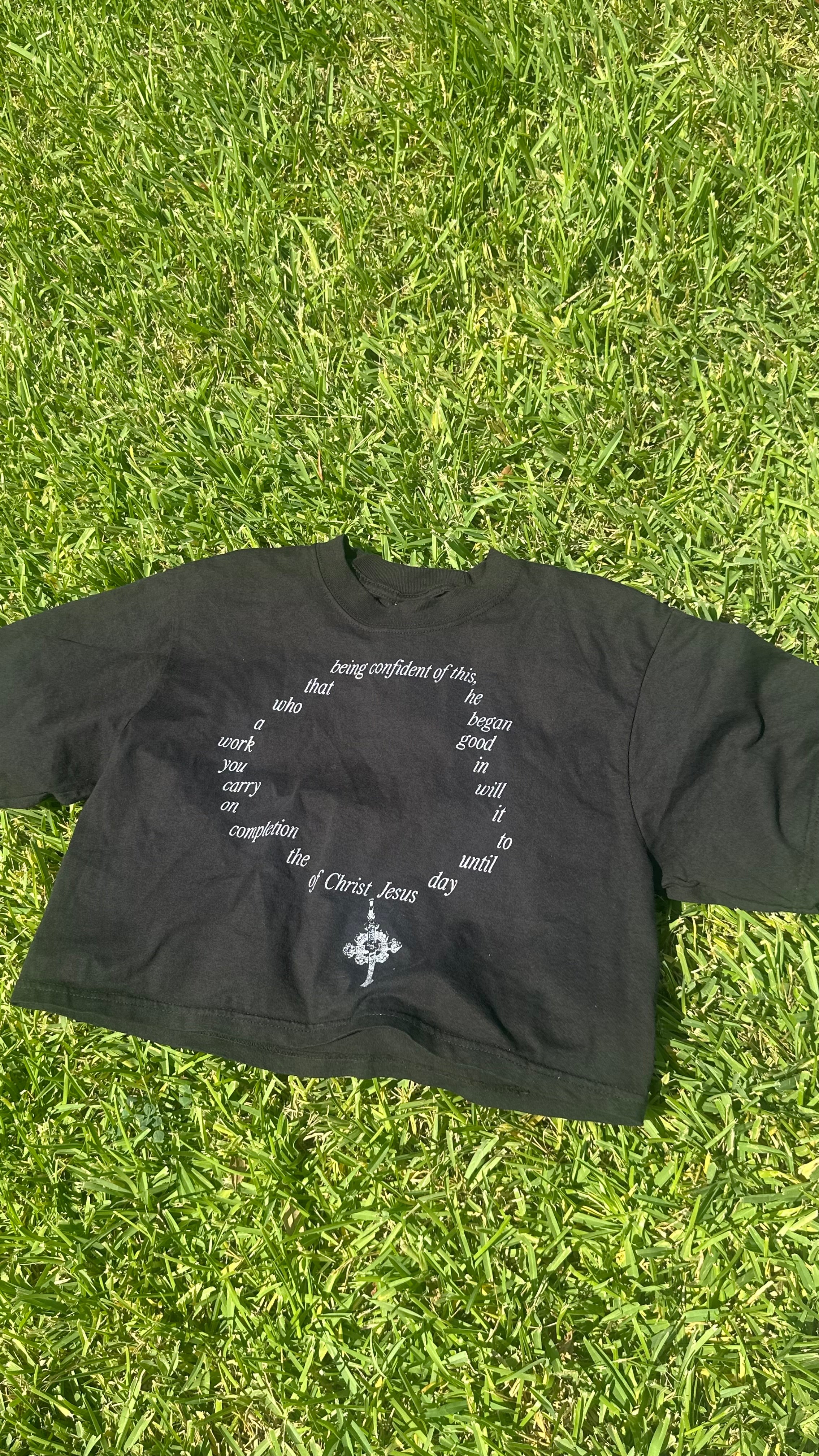 CROSS NECKLACE CROP TEE