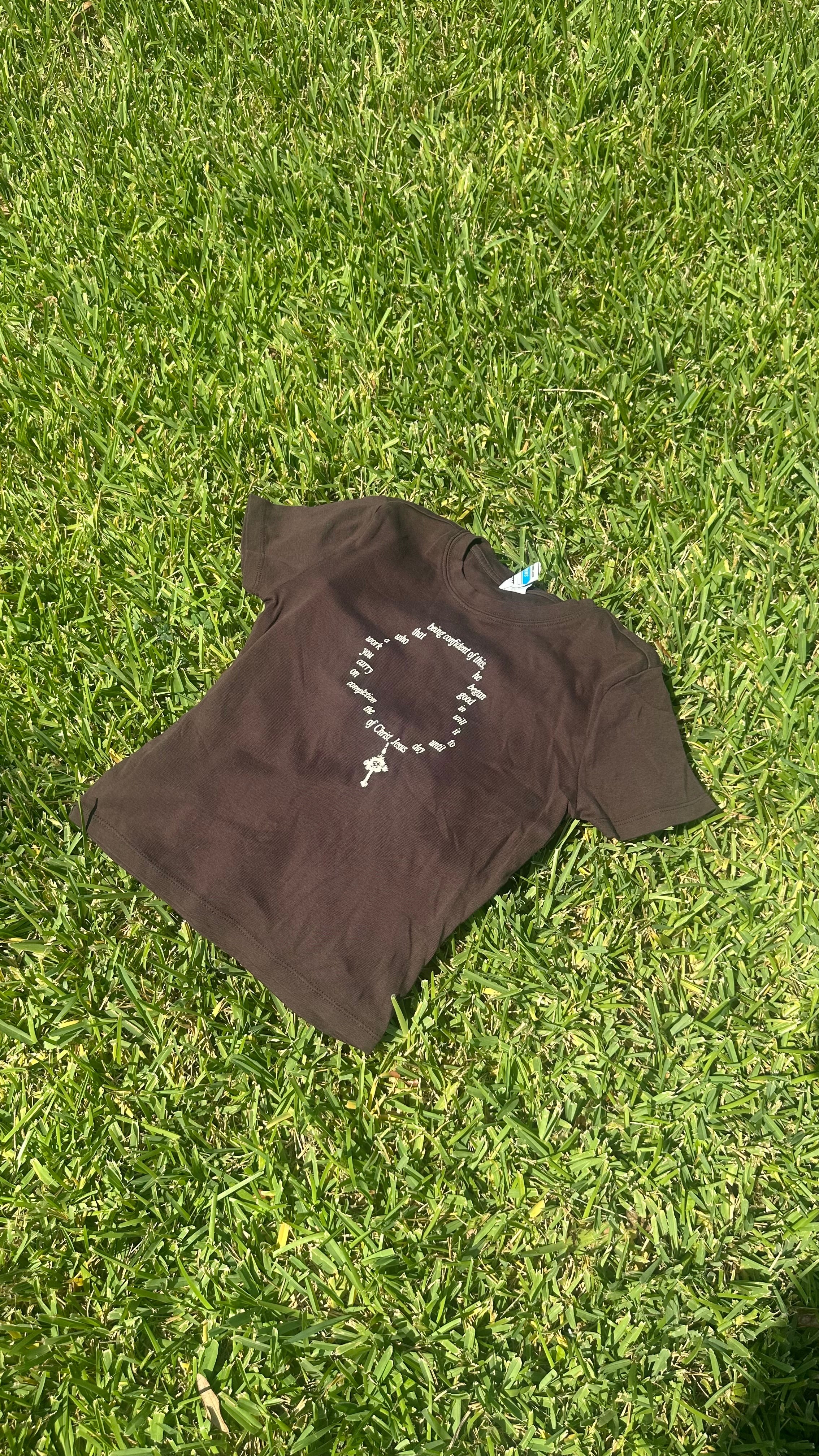 CROSS NECKLACE BABY TEE